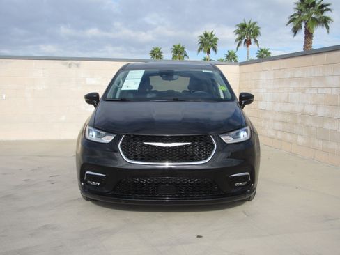 Used 2024 Chrysler Pacifica Touring-L image 3