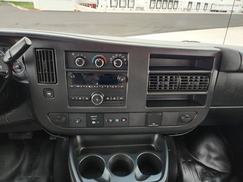 Used 2018 Chevrolet Express 2500 RWD image 18