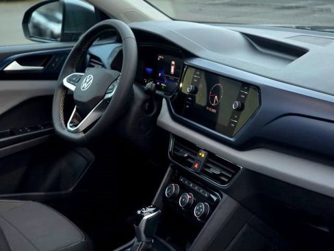 Used 2023 Volkswagen Taos SE w/ Panoramic Sunroof Package image 16