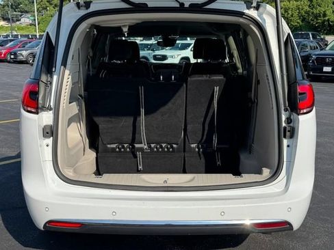Used 2024 Chrysler Pacifica Touring-L FWD image 5