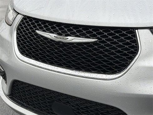Used 2024 Chrysler Pacifica Touring-L image 17