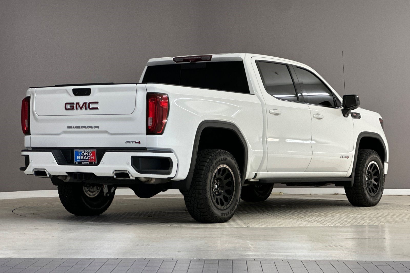Used 2023 GMC Sierra 1500 AT4 w/ Technology Package AWD/4WD image 8
