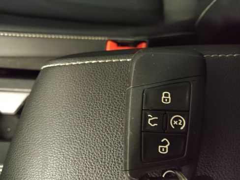 Used 2022 Volkswagen Tiguan SE w/ Panoramic Sunroof Package image 32