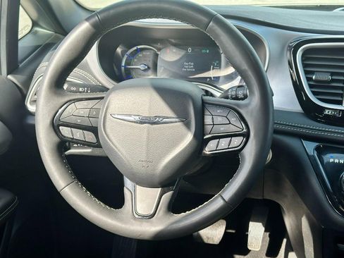 Used 2024 Chrysler Pacifica Limited image 13