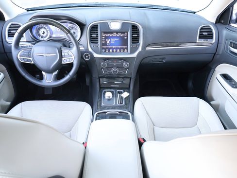 Used 2018 Chrysler 300 Limited image 16