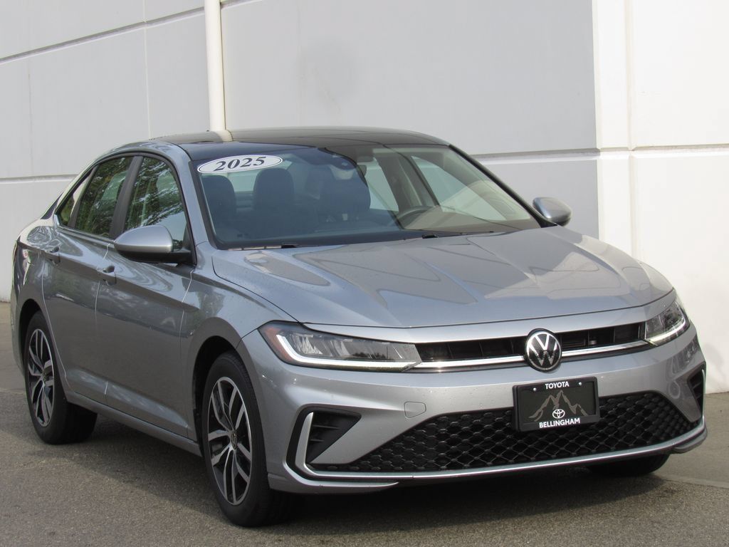 Used 2025 Volkswagen Jetta SE FWD image 2