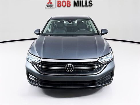 Used 2024 Volkswagen Jetta SE image 2