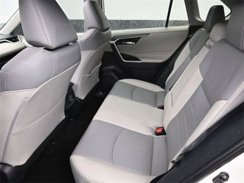 Used 2020 Toyota RAV4 XLE Premium image 31