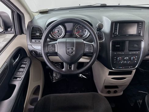 Used 2018 Dodge Grand Caravan SE w/ UConnect Hands-Free Group FWD image 18