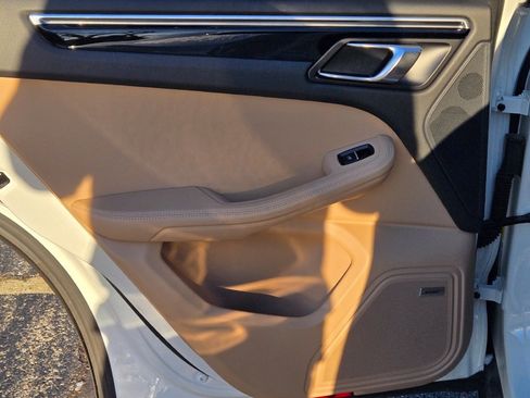 Certified 2022 Porsche Macan S image 32