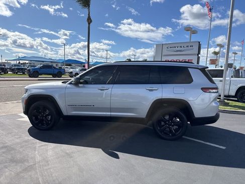 Used 2023 Jeep Grand Cherokee L Laredo image 8
