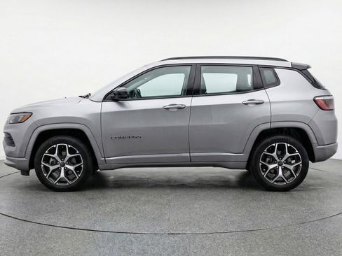 Used 2025 Jeep Compass Limited image 5