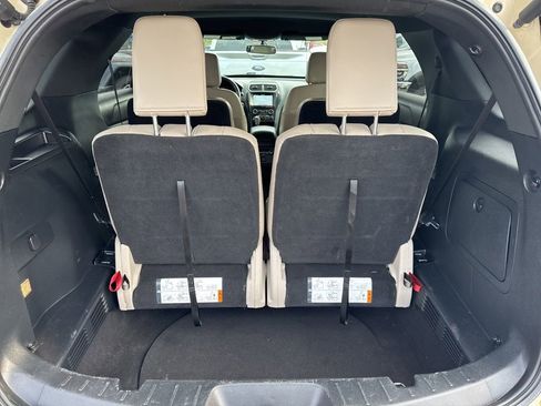 Used 2018 Ford Explorer XLT w/ Equipment Group 202A image 8
