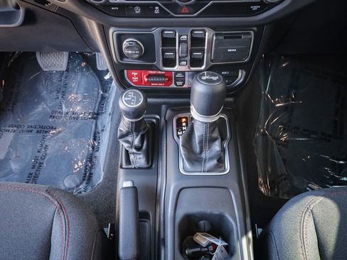 Used 2025 Jeep Wrangler Unlimited Rubicon AWD/4WD image 19