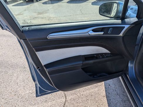 Used 2019 Ford Fusion SE w/ Equipment Group 151A FWD image 11