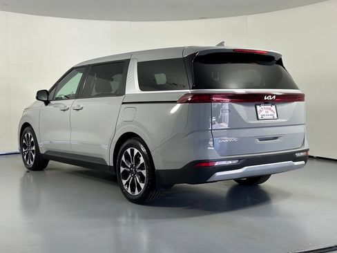 Used 2024 Kia Carnival EX FWD image 5