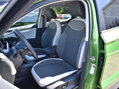 Used 2025 Volkswagen Taos SE FWD image 26