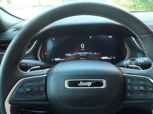 Used 2024 Jeep Grand Cherokee Altitude image 12