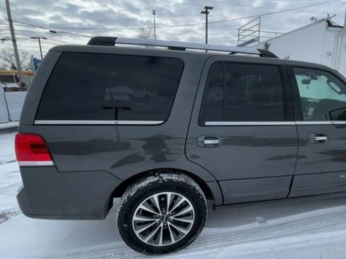 Used 2017 Lincoln Navigator Select image 2