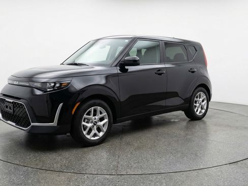 Used 2025 Kia Soul LX w/ LX Technology Package FWD image 2