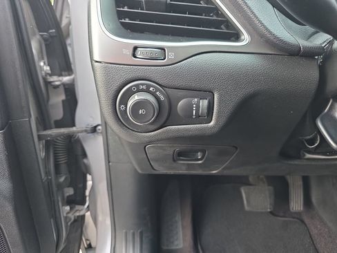 Used 2019 Jeep Cherokee Latitude w/ Popular Appearance Group FWD image 19