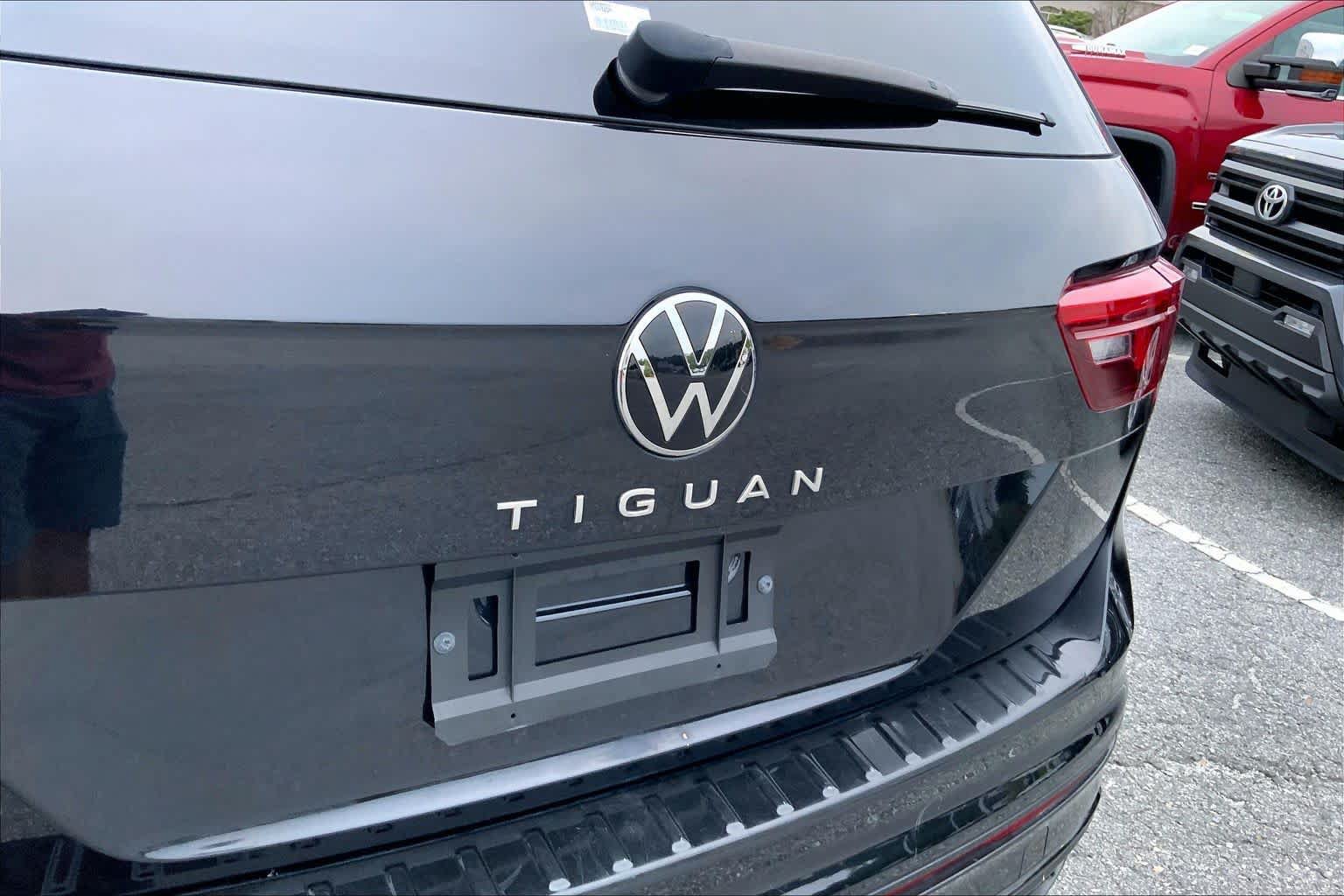 Used 2024 Volkswagen Tiguan SE R-Line FWD image 9