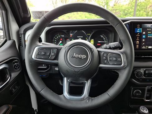 Certified 2025 Jeep Wrangler Unlimited Sahara AWD/4WD image 19