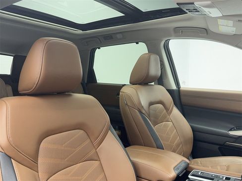 Used 2025 Nissan Pathfinder Platinum image 45
