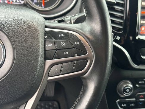 Used 2019 Jeep Cherokee Limited image 31