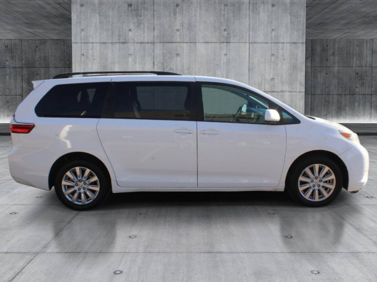 Used 2017 Toyota Sienna LE AWD/4WD image 6