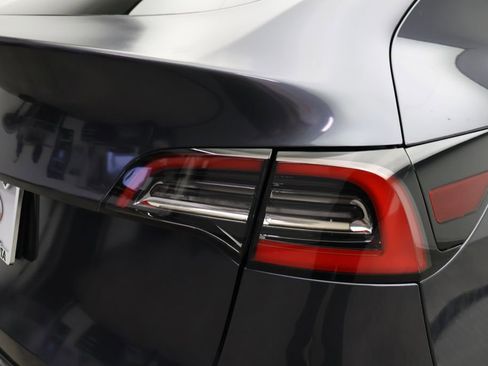 Used 2021 Tesla Model Y Long Range image 9