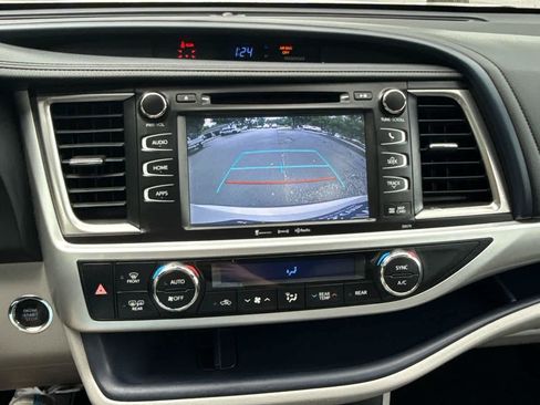 Used 2018 Toyota Highlander XLE FWD image 25