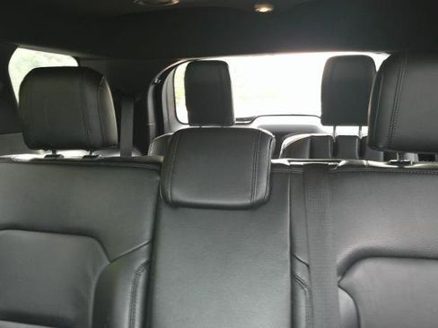 Used 2016 Ford Explorer XLT w/ Equipment Group 202A AWD/4WD image 8