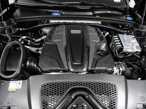Certified 2023 Porsche Macan S AWD/4WD image 37