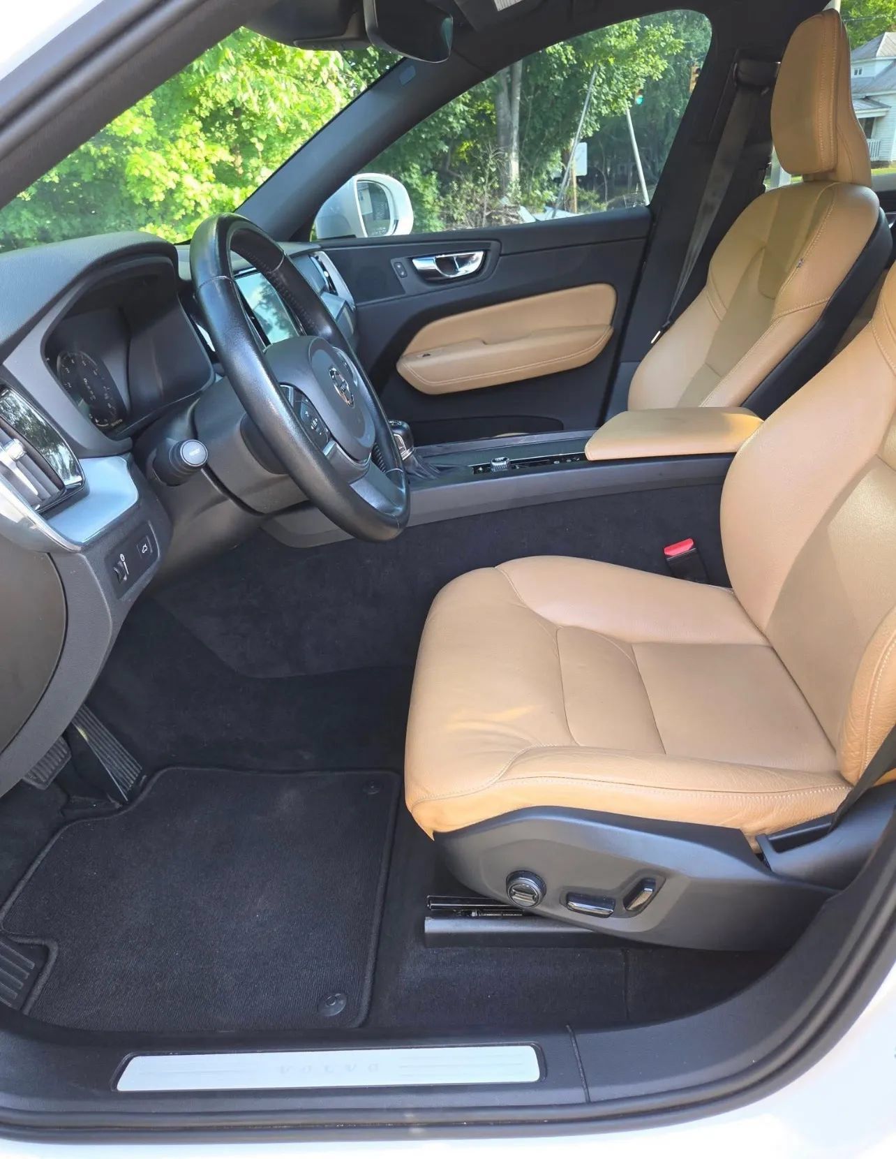 Used 2020 Volvo XC60 T5 Momentum AWD/4WD image 9