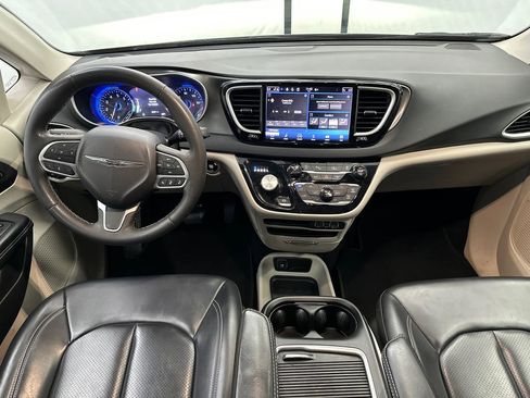 Used 2023 Chrysler Pacifica Touring-L FWD image 25