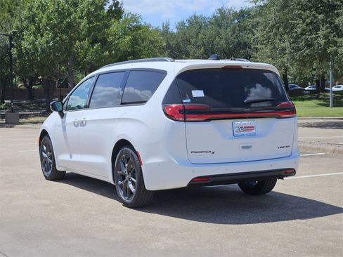 New 2025 Chrysler Pacifica Limited image 6