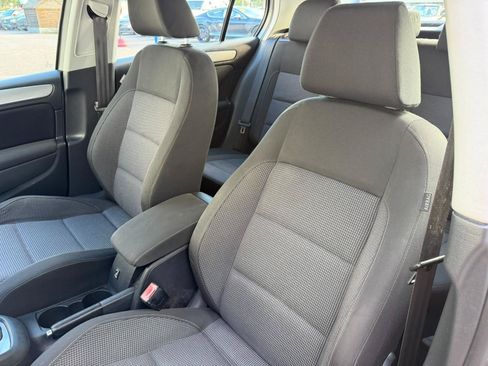 Used 2013 Volkswagen Golf 4-Door FWD image 21