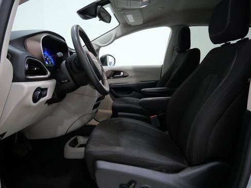 Used 2023 Chrysler Voyager LX image 12