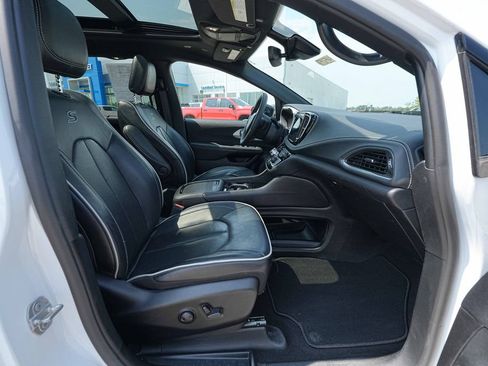 Used 2025 Chrysler Pacifica Limited FWD image 21