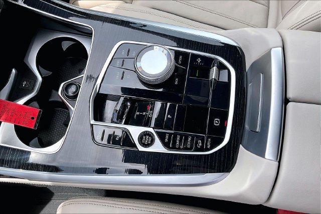 Used 2024 BMW X7 xDrive40i w/ M Sport Package AWD/4WD image 17