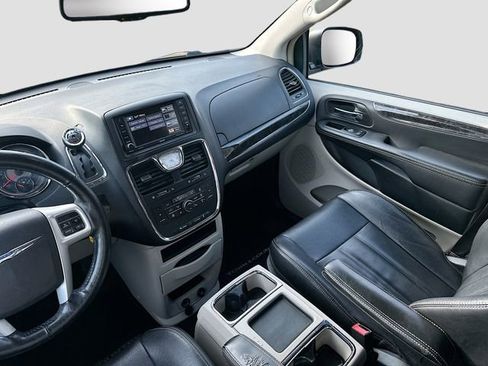 Used 2015 Chrysler Town & Country Touring w/ Driver Convenience Group image 24