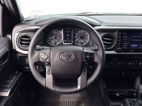 Used 2022 Toyota Tacoma TRD Off-Road w/ Technology Package AWD/4WD image 15