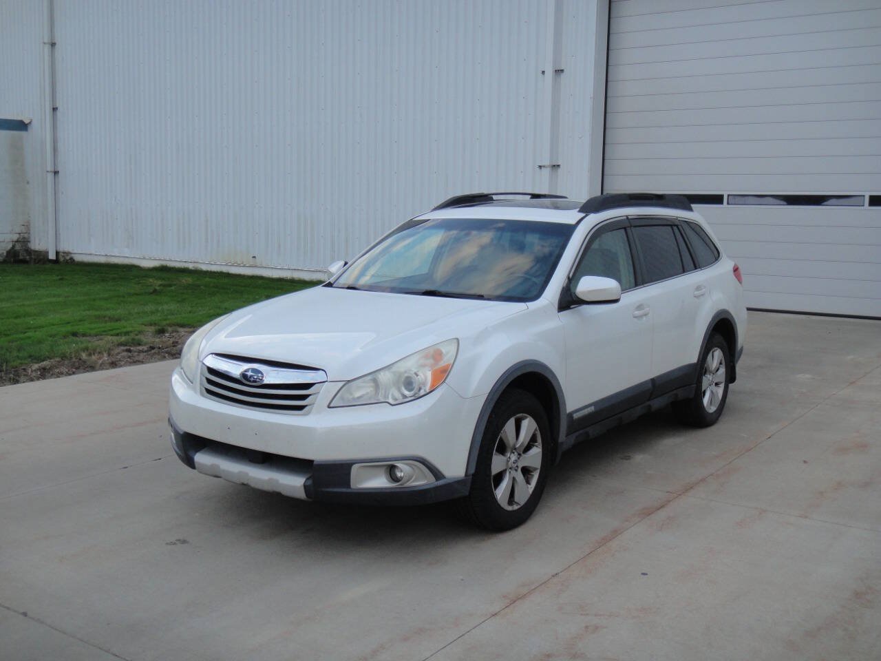 Used 2012 Subaru Outback 2.5i Limited w/ Moonroof Pkg AWD/4WD image 2