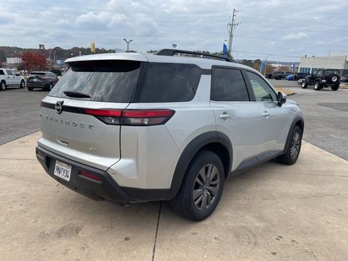 Used 2024 Nissan Pathfinder SV image 9