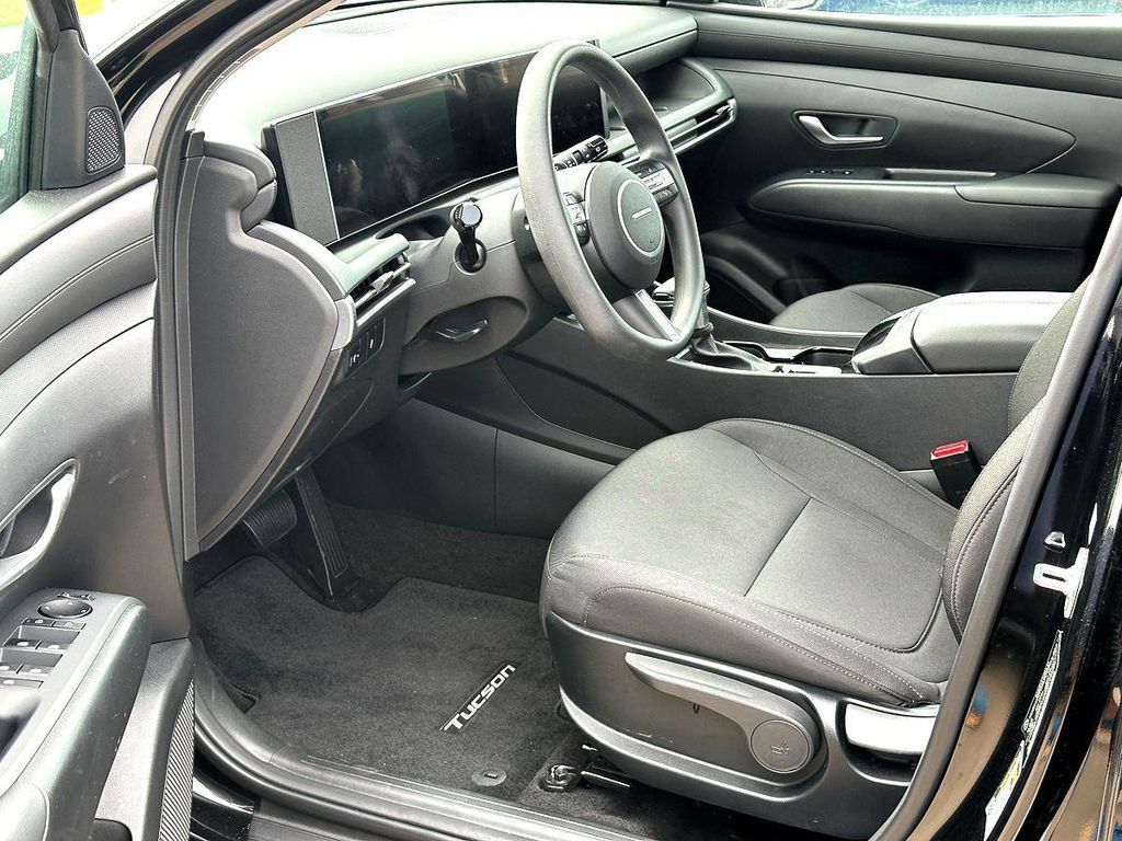 Used 2025 Hyundai Tucson SE FWD image 13