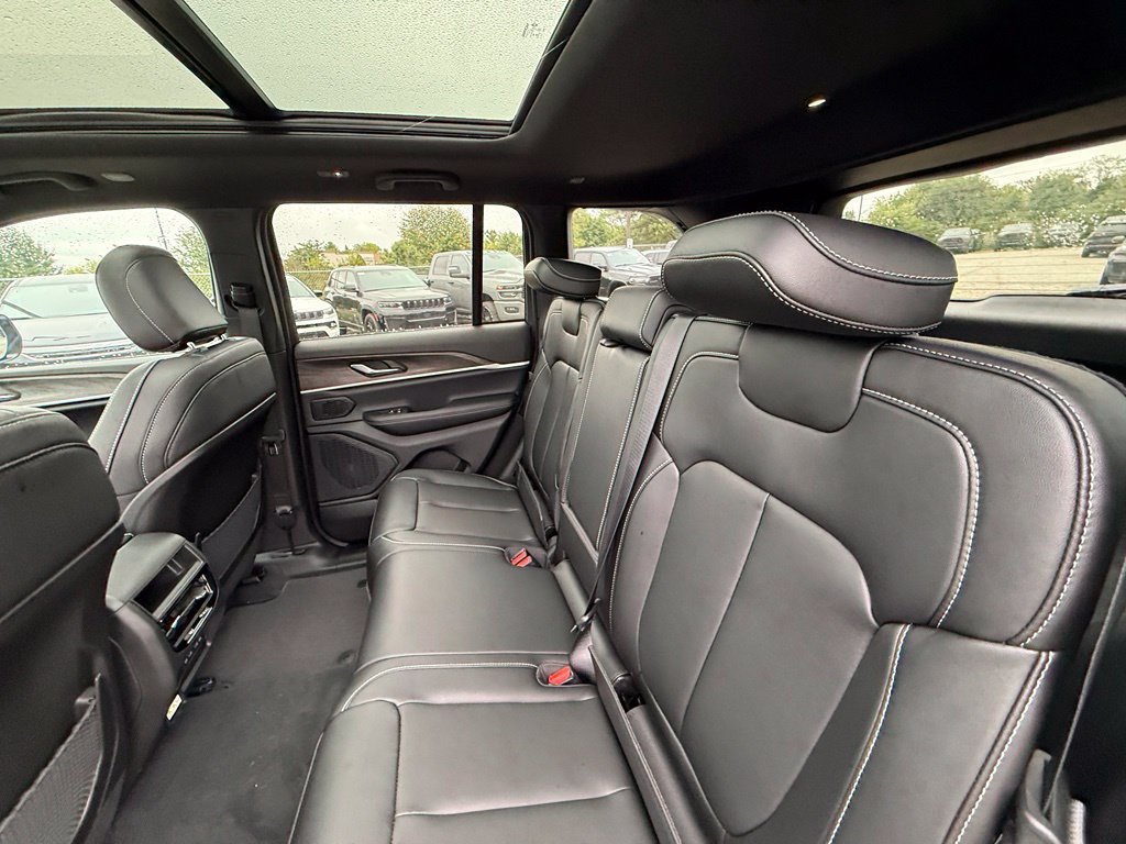 New 2027 Jeep Grand Cherokee Limited AWD/4WD image 24