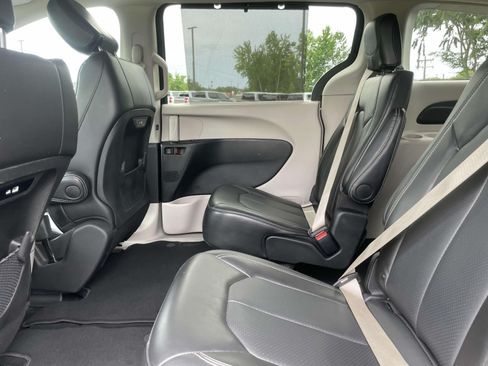 Used 2024 Chrysler Pacifica Touring-L FWD image 9