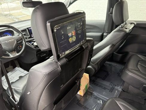 Used 2019 Chrysler Pacifica Touring-L Plus w/ S Appearance Package image 10