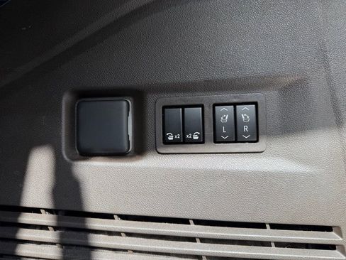 Used 2021 GMC Yukon Denali w/ Denali Premium Package image 11